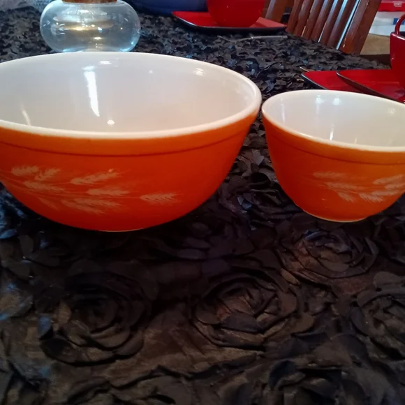Vintage Pyrex bowls - Picture 2 of 4